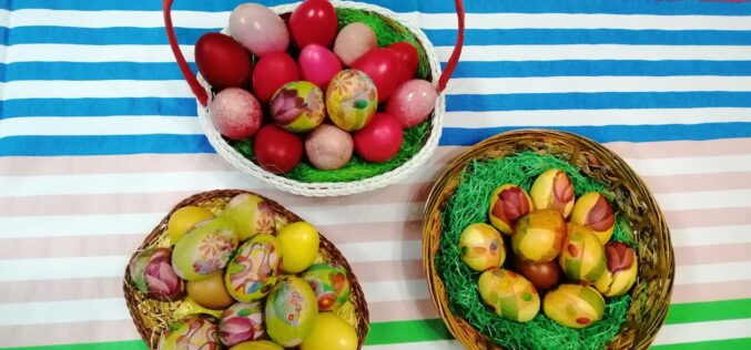 За Велигден вапцајте јајца со природни бои