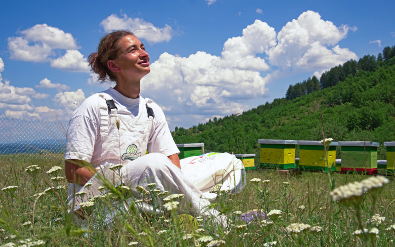 Пчеларка на денот: Запознајте ја Снежана која ги спојува пчеларството и физиотерапијата