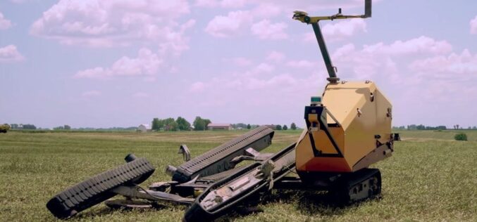 (Видео) Американците и даваат предност на високотехнолошката механизација – Робот кој собира роло бали