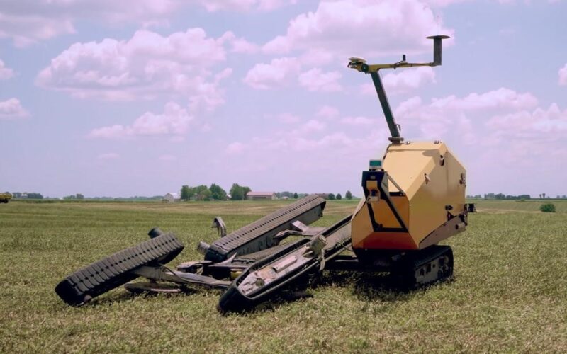 (Видео) Американците и даваат предност на високотехнолошката механизација – Робот кој собира роло бали