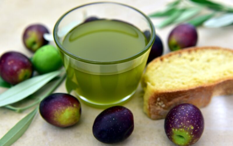 Ладно цедено маслиново наспроти рафинирано сончогледово масло – Дали вреди за парите?