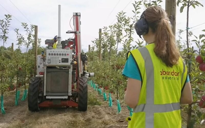 (Видео) Овој робот за берба на јаболко ќе ја намали потребата од сезонски берачи