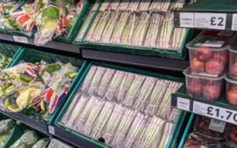 Супермаркети користат картонски исечоци за да гo сокријат недостатокот на производи на полиците