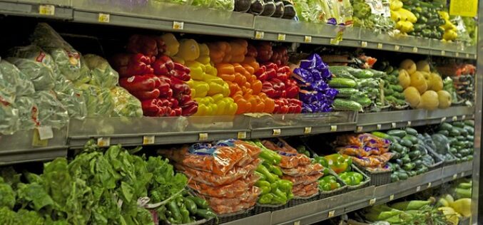 Драстично поскапување на храната, цените ќе растат и до 50 отсто – бизнисот обвинyвa дека државата нeмa cлyх