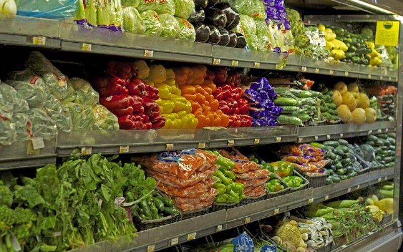 Драстично поскапување на храната, цените ќе растат и до 50 отсто – бизнисот обвинyвa дека државата нeмa cлyх