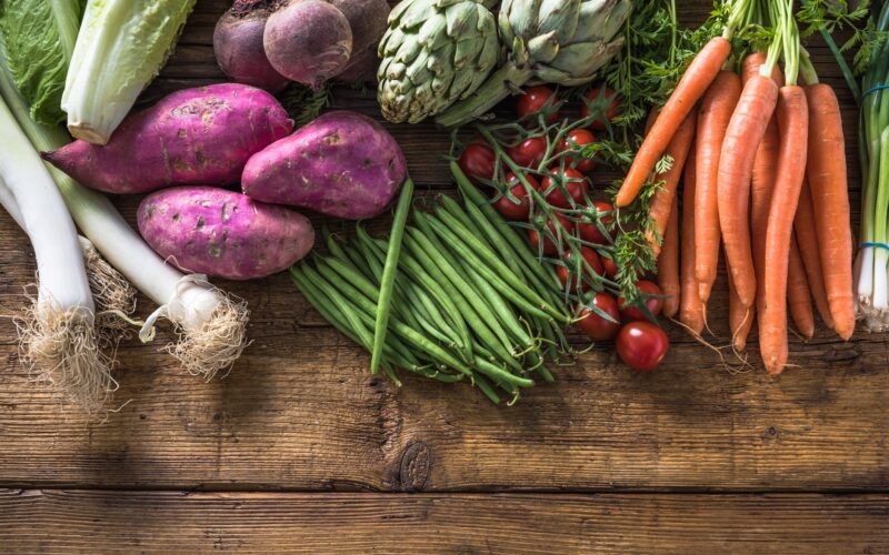 8 зеленчуци што можете да ги одгледувате во вашиот стан преку целата година