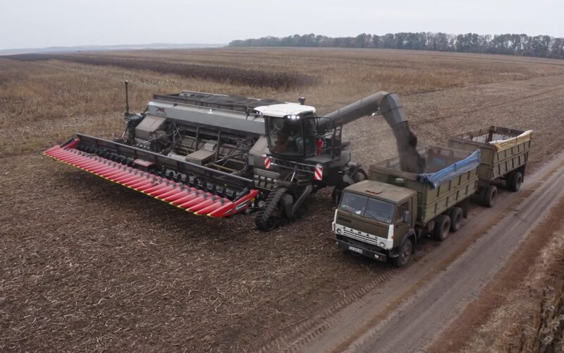 Сосема нов револуционерен мултифункционален трактор со 1100 КС – Жетва во Украина