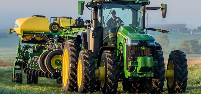 Чекор со иднината – Трактор од компанијата John Deere кој може автономно да ја обработува почвата, сее и да избегнува препреки