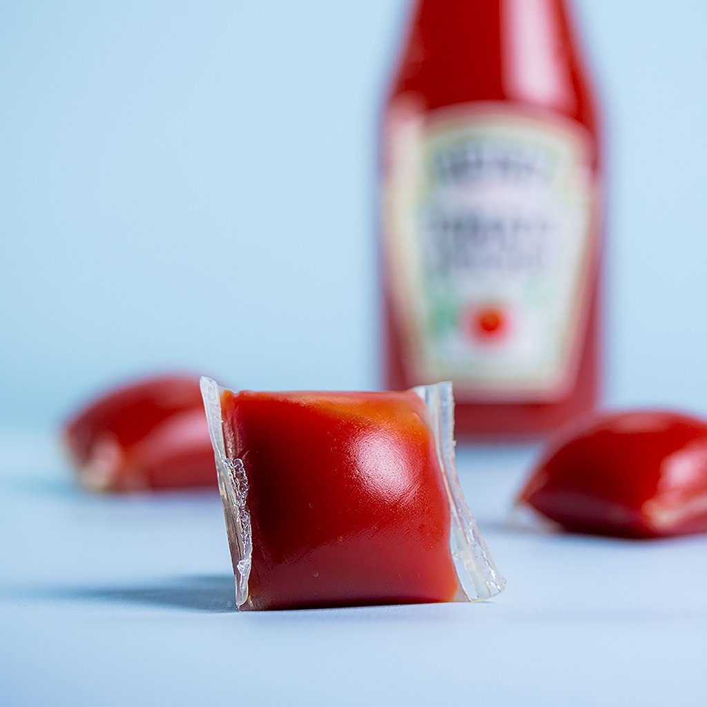 Heinz, исто така, соработуваше со компанијата за да понуди биоразградливи кечап пакети.