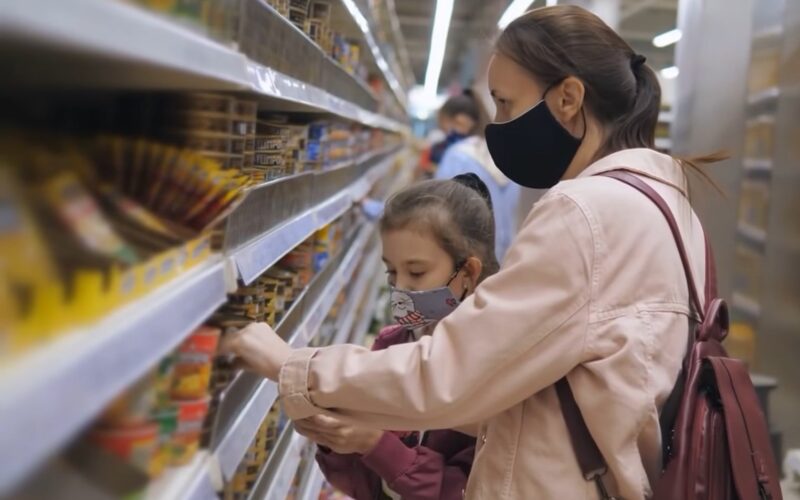 (Видео) Што навистина стои зад недостигот во супермаркетите ширум САД?