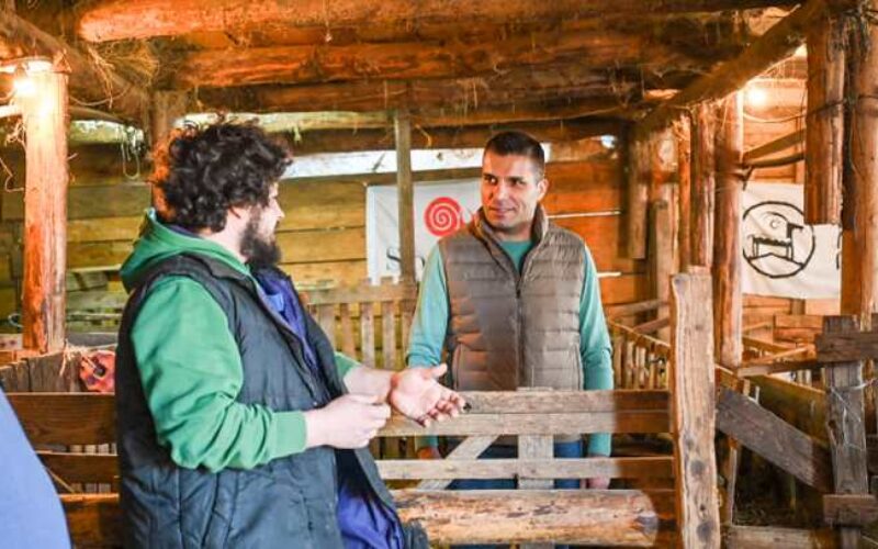 Давид од „Кози, млеко, планина“ го угости министерот Николовски на фармата во Раштак
